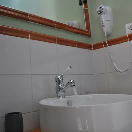 Fish Bed & Breakfast 4*